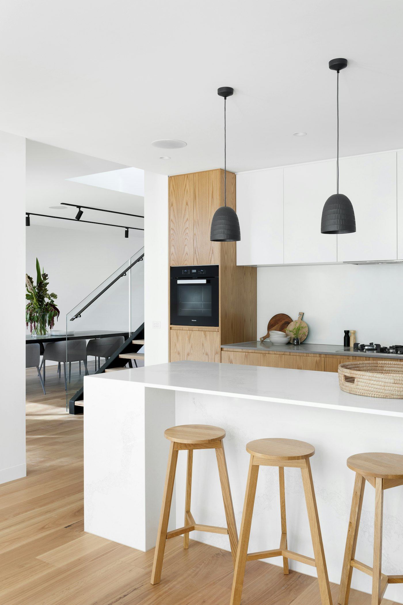 Lichte keuken met eiland en barkrukken